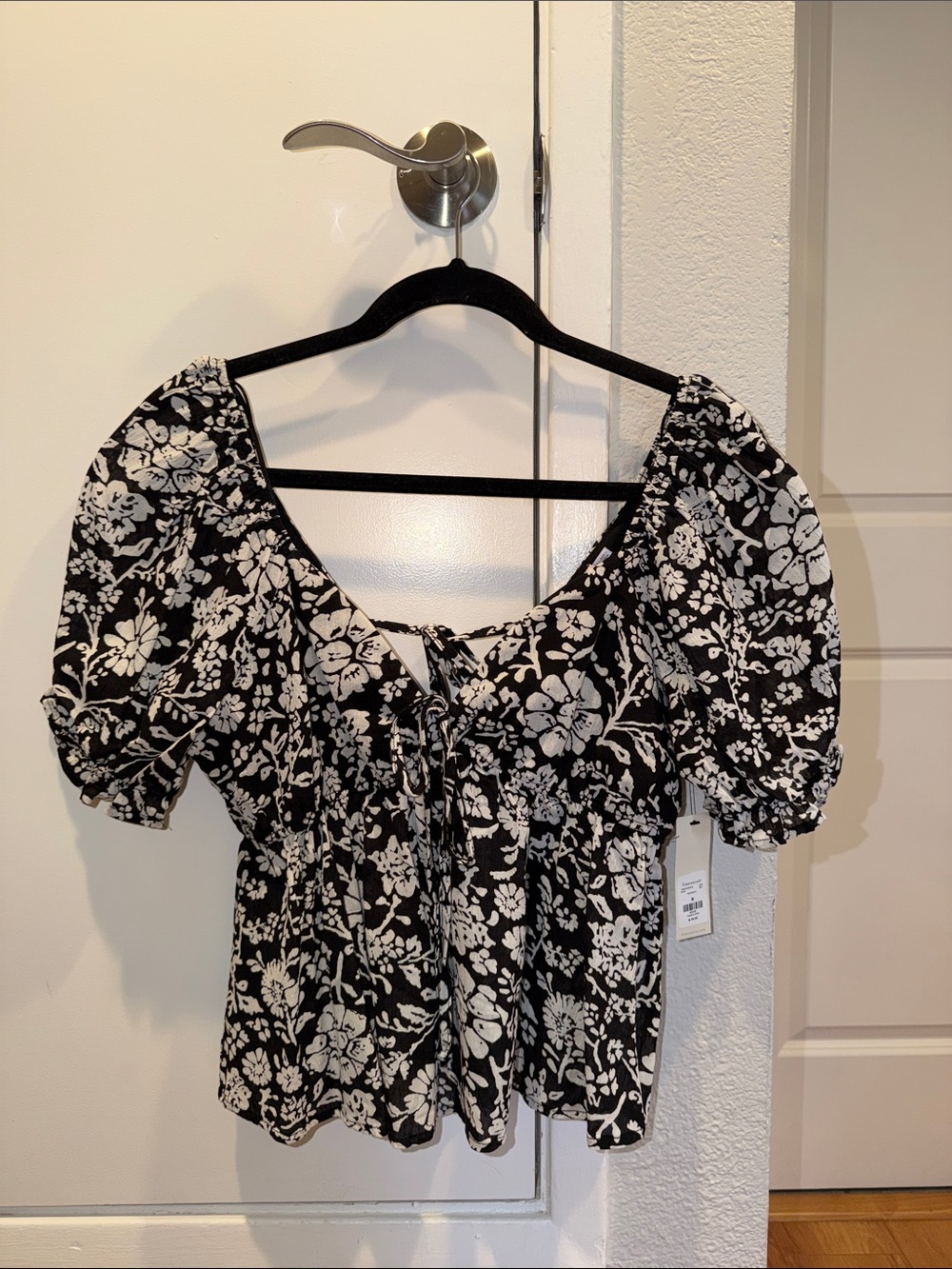 Black & White Floral Puff-Sleeve Tie-Front Top